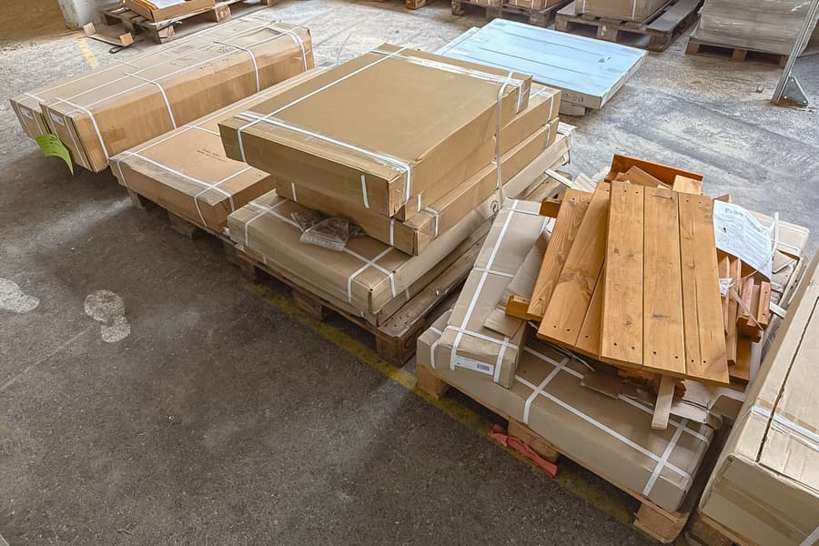 4 Paletten mit Holzbaukomponenten